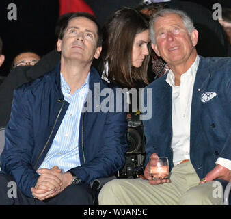 Il principe Charles e Ontario premier Dalton McGuinty (L) Guarda il Victoria Day fuochi d'artificio a Ashbridges Bay a Toronto in Canada il 21 maggio 2012. Il principe e la moglie Camilla sono su una quattro giorni di tour del Canada come parte della regina Elisabetta di Diamante celebrazioni giubilari. UPI/Christine masticare Foto Stock