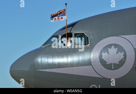 Battenti bandiera di Sua Altezza Reale il Principe Carlo, il piano portante il principe e sua moglie Camilla, la duchessa di Cornovaglia, atterra all'Aeroporto Internazionale Pearson di Toronto, Canada il 21 maggio 2012. La British Royal giovane è su una quattro giorni di tour del Canada come parte della regina Elisabetta di Diamante celebrazioni giubilari. UPI/Christine masticare Foto Stock