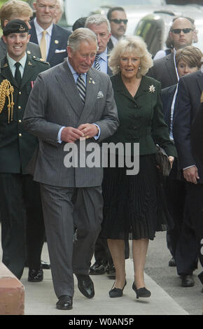 Il principe Carlo e sua moglie Camilla Duchessa di Cornovaglia fare una passeggiata di circa dopo arrivano per il luogotenente governatore del Giubileo di Diamante Medal Ceremony e ricevimento al Queens Park di Toronto, Ontario, il 22 maggio 2012 durante la seconda gamba della loro 2012 Royal Tour in Canada. UPI Foto /Heinz Ruckemann Foto Stock