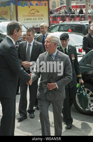 Il principe Carlo è accolto dal premier dell Ontario Dalton McGuinty come egli arriva al Digital Media zona in corrispondenza di Ryerson University di Toronto, Ontario, il 22 maggio 2012 durante la seconda gamba del 2012 Royal Tour in Canada parte della regina Elisabetta di Diamante celebrazioni giubilari. UPI Foto /Heinz Ruckemann Foto Stock