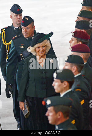 Camilla, la duchessa di Cornovaglia, ispeziona la Guardia d'Onore per la sua visita inaugurale come nuovo il colonnello in capo alla Regina della propria Fucili a Moss Park Armeria a Toronto in Canada il 22 maggio 2012. Camilla e suo marito il Principe Carlo sono su una quattro giorni di tour del Canada come parte della regina Elisabetta di Diamante celebrazioni giubilari. UPI/Christine masticare Foto Stock