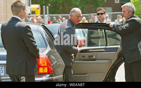 Il principe Charles arriva a Yonge Street Missione per il Principe della Beneficenza Canada a Toronto in Canada il 22 maggio 2012. Il principe e sua moglie Camilla, duchessa di Cornovaglia, sono su una quattro giorni di tour del Canada come parte della regina Elisabetta di Diamante celebrazioni giubilari. UPI/Christine masticare Foto Stock