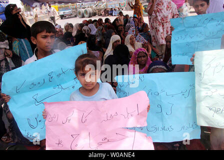 I residenti di Lyari sono il blocco stradale secondo quanto sono titolari di manifestazione di protesta contro la scarsità di acqua potabile nel loro territorio a Maripur road a Karachi il Mercoledì, 26 giugno 2019. Foto Stock