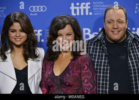 (L-R) attori Selena Gomez, Fran Drescher e Kevin James frequentare un photocall per 'Hotel Transilvania' al Lightbox durante il Toronto International Film Festival di Toronto in Canada il 8 settembre 2012. UPI/Christine masticare Foto Stock