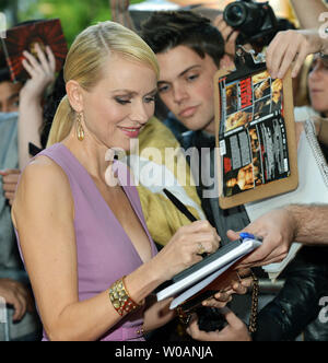 Naomi Watts firma autografi per i fan come lei arriva per la prima assoluta di "L'impossibile" al Princess of Wales Theatre durante il Toronto International Film Festival di Toronto in Canada il 9 settembre 2012. UPI/Christine masticare Foto Stock