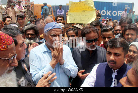 I residenti di Lyari sono il blocco stradale secondo quanto sono titolari di manifestazione di protesta contro la scarsità di acqua potabile nel loro territorio a Maripur road a Karachi il Mercoledì, 26 giugno 2019. Foto Stock