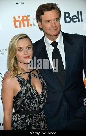 Reese Witherspoon (L) e Colin Firth arriva per la prima assoluta di "Devil's Knot" presso il Teatro di Elgin durante il Toronto International Film Festival di Toronto in Canada il 8 settembre 2013. UPI/Christine masticare Foto Stock