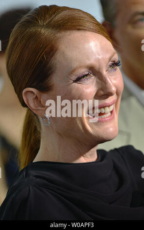 Julianne Moore parla con i giornalisti televisivi sul tappeto rosso come lei arriva per il North American premiere di 'Maps alle stelle" a Roy Thomson Hall durante il Toronto International Film Festival di Toronto in Canada il 9 settembre 2014. UPI/Christine masticare Foto Stock