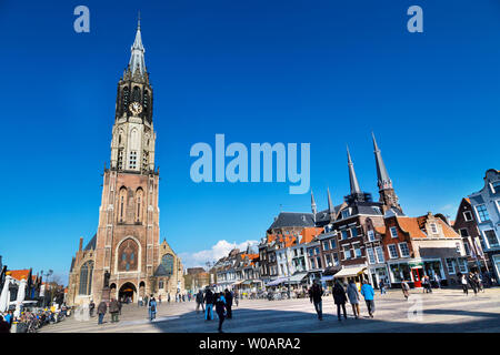 Delft, Paesi Bassi - 8 Aprile 2016: Colorful street view con case olandesi tradizionali sulla piazza, Nieuwe Kerk o Chiesa Nuova Foto Stock