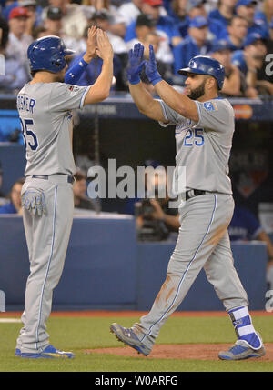 Kansas City Royals Kendrys Morales (R) festeggia il suo due-run home run con il team Eric Hosmer nel nono inning contro il Toronto Blue Jays nel ALCS game 3 presso il Rogers Centre a Toronto in Canada il 19 ottobre 2015. Toronto beat Kansas City 11-8 per restringere la serie reale portano a 2-1. Foto di Kevin Dietsch/UPI Foto Stock