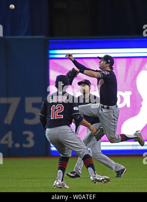 Cleveland Indians center fielder Tyler Naquin (R) salti tra interbase Francisco Lindor e lasciato fielder Coco Crisp (C) per RBI singolo da Toronto Blue Jays Ezequiel Carrera che vengono fatti cadere in durante il quarto inning di gioco in quattro della American League campionato di serie a Rogers Centre di Toronto il 18 ottobre 2016. Cleveland conduce la serie 3-0 sopra Toronto. Foto di Darren Calabrese/UPI Foto Stock