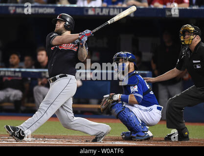 Cleveland Indians designato hitter Mike Napoli raddoppia a sinistra centro campo il punteggio di squadra Francisco Lindor dalla prima base contro il Toronto Blue Jays durante il primo inning di gioco in cinque della American League campionato di serie a Rogers Centre il 19 ottobre 2016. Cleveland conduce la serie 3-1 sopra Toronto. Foto di Darren Calabrese/UPI Foto Stock