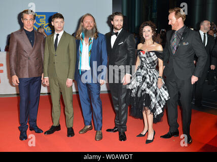 (L-R) Chris Pine, Billy Howle, direttore David Mackenzie, Aaron Taylor-Johnson, Gillian Berrie e Tony Curran arriva per la prima mondiale di "Outlaw King' al Roy Thomson Hall sulla serata di apertura della XLIII Toronto International Film Festival di Toronto in Canada il 6 settembre 2018. Foto di Christine masticare/UPI Foto Stock