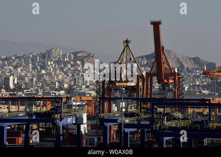 Pireo, Grecia - dicembre 08, 2015: vista sul pct piraeus container terminal (cosco / China Ocean Shipping Company) e città in background Foto Stock