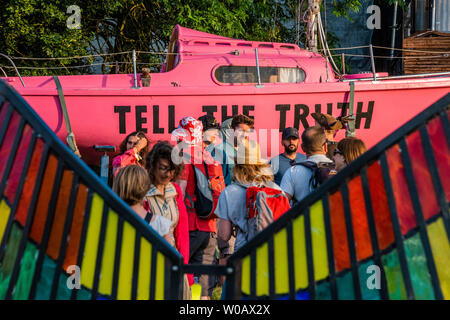 Festival di Glastonbury, Pilton, Somerset, Regno Unito. La Ribellione Xtinction barca rosa - Il 2019 Festival di Glastonbury, azienda agricola degna. Glastonbury, 26 giugno 2019 il credito: Guy Bell/Alamy Live News Foto Stock