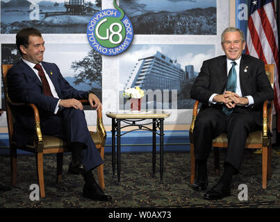 Stati Uniti Il Presidente George W Bush (R) e del presidente russo Dmitriy Medvedev sorrisi durante il loro incontro presso il Gruppo degli Otto (G8) Hokkaido Toyako Summit al Windsor Hotel Toya Resort e Spa a Toyako il 7 luglio 2008. (UPI foto/Alex Volgin) Foto Stock