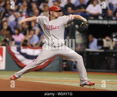 Philadelphia Phillies lanciatore Brett Myers piazzole contro il Tampa Bay Rays durante il primo inning di gioco a due della serie Mondiale al Tropicana Field a San Pietroburgo, in Florida, il 23 ottobre 2008. (UPI foto/Kevin Dietsch) Foto Stock