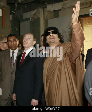 Il leader libico Moammar Gadhafi (L) parla con il presidente russo Vladimir Putin dopo la loro riunione a Tripoli il 16 aprile 2008. Putin si è recato in visita in Libia per concentrarsi sulla Russia il crescente ruolo nella valorizzazione del Nord Africa risorse energetiche del paese. (UPI foto/Anatoli Zhdanov) Foto Stock