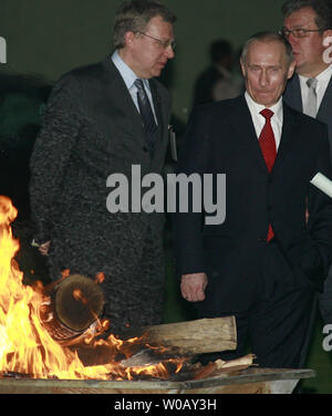 Ministro delle Finanze russo Alexei Kudrin (L) parla con il Presidente Vladimir Putin in attesa che il leader libico Moammar Gadhafi a Tripoli il 16 aprile 2008. Putin si è recato in visita in Libia per concentrarsi sulla Russia il crescente ruolo nella valorizzazione del Nord Africa risorse energetiche del paese. (UPI foto/Anatoli Zhdanov) Foto Stock