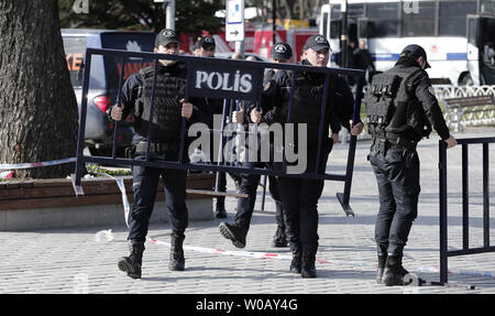 Polizia turca mettere barriere, come esperti forensi ispezionare il sito di esplosione nella moschea Blu area in Istanbul hub turistici di Sultanahmet, Turchia, il 12 gennaio 2016. Almeno 10 persone sono state uccise e 15 feriti in un sospetto attacco terroristico nel centro turistico della Turchia la più grande città di Istanbul, hanno detto i funzionari. Foto di Ali Turkel/UPI Foto Stock