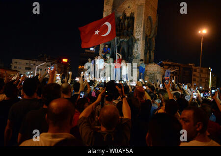 Bagno turco si salda con soggiorno presso Piazza Taksim come persone protestano contro il colpo di stato militare in Istanbul il 16 luglio 2016. Forze militari turche il 16 luglio hanno aperto il fuoco sulla folla in Istanbul in seguito ad un tentativo di colpo di stato, causando vittime e testimoni detto. foto di Jennifer Ciochon/ UPI Foto Stock