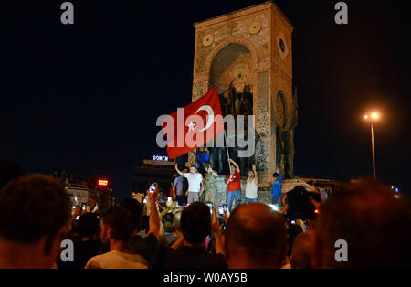 Bagno turco si salda con soggiorno presso Piazza Taksim come persone protestano contro il colpo di stato militare in Istanbul il 16 luglio 2016. Forze militari turche il 16 luglio hanno aperto il fuoco sulla folla in Istanbul in seguito ad un tentativo di colpo di stato, causando vittime e testimoni detto. foto di Jennifer Ciochon/ UPI Foto Stock