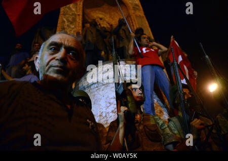 Bagno turco si salda con soggiorno presso Piazza Taksim come persone protestano contro il colpo di stato militare in Istanbul il 16 luglio 2016. Forze militari turche il 16 luglio hanno aperto il fuoco sulla folla in Istanbul in seguito ad un tentativo di colpo di stato, causando vittime e testimoni detto. foto di Jennifer Ciochon/ UPI Foto Stock