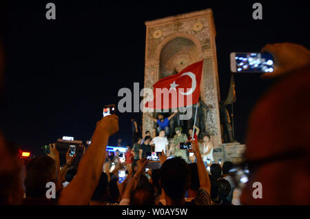 Bagno turco si salda con soggiorno presso Piazza Taksim come persone protestano contro il colpo di stato militare in Istanbul il 16 luglio 2016. Forze militari turche il 16 luglio hanno aperto il fuoco sulla folla in Istanbul in seguito ad un tentativo di colpo di stato, causando vittime e testimoni detto. foto di Jennifer Ciochon/ UPI Foto Stock