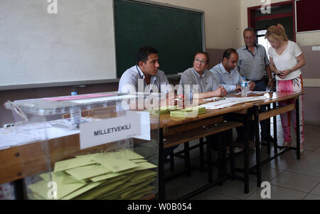 Stazione di polling funzionari attendere per ultimo elettori prima della chiusura della stazione di polling, in Gaziantep in Turchia, 7 giugno 2015. . La Turchia è tenuta a Domenica elezioni generali e circa 56 s milioni di elettori turchi sono /idoneo a votare per eleggere 550 deputati del parlamento nazionale. foto di Ebrahem Khadir/UPI Foto Stock