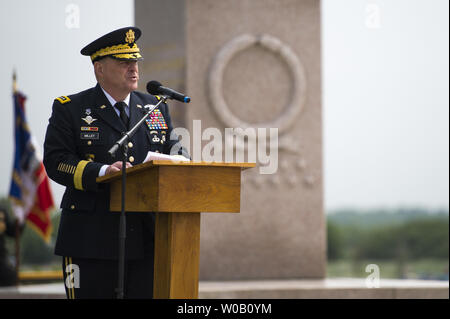 Gen. Mark Milley, capo di stato maggiore degli Stati Uniti Esercito, parla durante la Utah Beach Memorial cerimonia, Giugno 4, 2016. Più di 380 service membri provenienti da Europa e affiliati D-Day unità storiche partecipano al 72anniversario come parte della Joint Task Force D-Day 72. La Task Force, basato in Sainte-Mere-Eglise, Francia, è il supporto di eventi locali attraverso la Normandia, da Maggio 30 C 6 Giugno , 2016 per commemorare il generoso delle azioni da parte di tutti gli alleati sul D-Day che continuano a risuonare 72 anni più tardi. Foto di PO1 Sean Spratt/STATI UNITI Navy/UPI Foto Stock