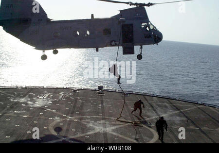 Cera2003011702- in mare a bordo della USS Mount Whitney, gen. 17 (UPI) - STATI UNITI Navy SEAL (mare, aria e terra) fast-corde da un MH-53 ÒPave LowÓ elicottero durante una intercettazione marittima funzionamento allenamento esercizio. Stati Uniti Navy SEALs sono distribuiti in tutto il mondo condurre missioni a sostegno dell'Operazione Enduring Freedom. cc/USN/George R. Kusner UPI Foto Stock