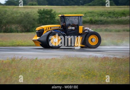 JCB Agri-produce macchinari per la realizzazione di una nuova British record di velocità per un trattore di 103,6 mph, battendo il precedente 87.27 mph record stabilito nel marzo 2018 Foto Stock