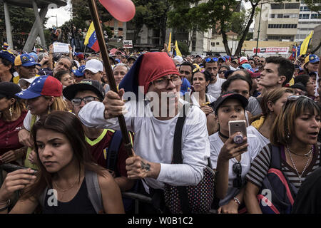 I sostenitori del venezuelano leader dell opposizione e auto-proclamato presidente Juan Guaido frequentare un rally al suo arrivo a Caracas il 4 marzo 2019. Venezuela del leader dell opposizione Juan Guaido era assaliti dai sostenitori, media e gli ambasciatori dei paesi alleati come tornò a Caracas , sfidando la minaccia di arresto da merlati presidente Nicolas Maduro il regime. foto di Marcelo Perez/ UPI Foto Stock