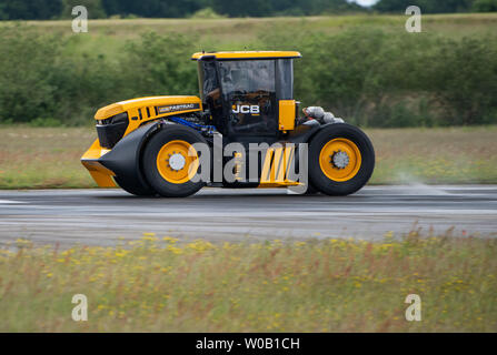 JCB Agri-produce macchinari per la realizzazione di una nuova British record di velocità per un trattore di 103,6 mph, battendo il precedente 87.27 mph record stabilito nel marzo 2018 Foto Stock