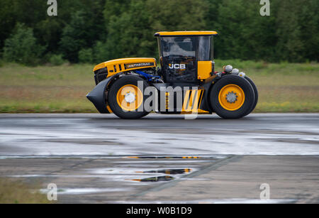 JCB Agri-produce macchinari per la realizzazione di una nuova British record di velocità per un trattore di 103,6 mph, battendo il precedente 87.27 mph record stabilito nel marzo 2018 Foto Stock
