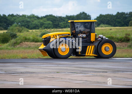 JCB Agri-produce macchinari per la realizzazione di una nuova British record di velocità per un trattore di 103,6 mph, battendo il precedente 87.27 mph record stabilito nel marzo 2018 Foto Stock