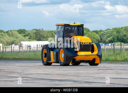 JCB Agri-produce macchinari per la realizzazione di una nuova British record di velocità per un trattore di 103,6 mph, battendo il precedente 87.27 mph record stabilito nel marzo 2018 Foto Stock