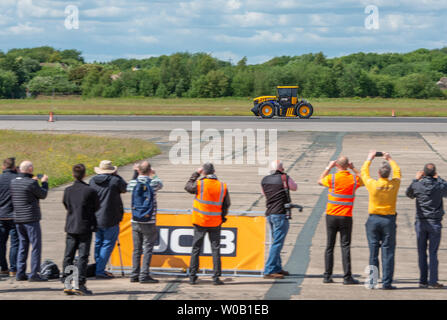 JCB Agri-produce macchinari per la realizzazione di una nuova British record di velocità per un trattore di 103,6 mph, battendo il precedente 87.27 mph record stabilito nel marzo 2018 Foto Stock