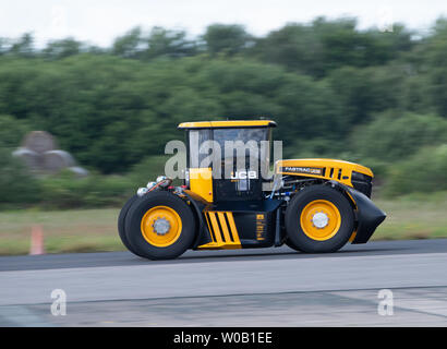 JCB Agri-produce macchinari per la realizzazione di una nuova British record di velocità per un trattore di 103,6 mph, battendo il precedente 87.27 mph record stabilito nel marzo 2018 Foto Stock