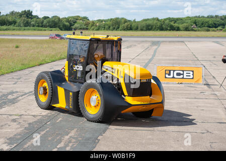 JCB Agri-produce macchinari per la realizzazione di una nuova British record di velocità per un trattore di 103,6 mph, battendo il precedente 87.27 mph record stabilito nel marzo 2018 Foto Stock