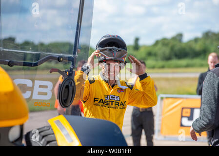 Guy Martin. JCB Agri-produce macchinari per la realizzazione di una nuova British record di velocità per un trattore di 103,6 mph, battendo il precedente 87.27 mph set di record in Foto Stock