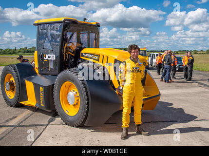 Guy Martin. JCB Agri-produce macchinari per la realizzazione di una nuova British record di velocità per un trattore di 103,6 mph, battendo il precedente 87.27 mph set di record in Foto Stock