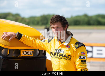 Guy Martin. JCB Agri-produce macchinari per la realizzazione di una nuova British record di velocità per un trattore di 103,6 mph, battendo il precedente 87.27 mph set di record in Foto Stock