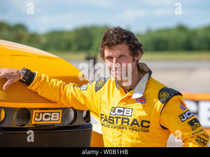 Guy Martin. JCB Agri-produce macchinari per la realizzazione di una nuova British record di velocità per un trattore di 103,6 mph, battendo il precedente 87.27 mph set di record in Foto Stock