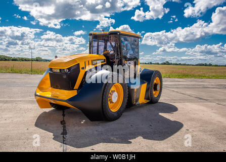 JCB Agri-produce macchinari per la realizzazione di una nuova British record di velocità per un trattore di 103,6 mph, battendo il precedente 87.27 mph record stabilito nel marzo 2018 Foto Stock