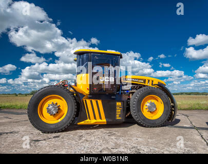 JCB Agri-produce macchinari per la realizzazione di una nuova British record di velocità per un trattore di 103,6 mph, battendo il precedente 87.27 mph record stabilito nel marzo 2018 Foto Stock