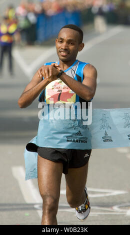 Kassahun Kabiso (ex keniano) da Peekskill, New York, USA, vince l'uomo Vancouiver Maratona Internazionale in un tempo record di 2:15.40, 01 maggio, 2005. (UPI foto / Heinz Ruckemann) Foto Stock