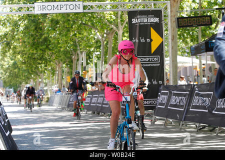 Edizione spagnola del 2019 Brompton World Championship per biciclette pieghevoli con nessuna regola di lycra tenutasi durante il Sea Otter Bike Festival in Girona, Spagna Foto Stock