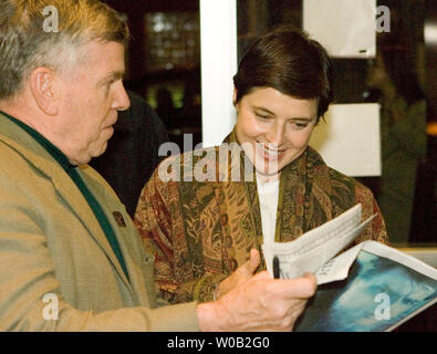 Attore Isabella Rossellini, la figlia del regista Roberto Rossellini e Ingrid Bergman, segni autografi come lei arriva per il Vancouver International Film Festival lo screening del suo film 'My papà è 100 anni", 6 ottobre 2005. Protagonisti del film diretto da Guy Maddin, Rosselini ha scritto il corto-film come un tributo a suo padre. (UPI foto/Heinz Ruckemann) Foto Stock