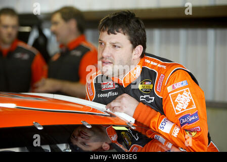 NASCAR Race Car driver Tony Stewart sale nella sua Home Depot Chevrolet all'inizio della pratica per il DIRECTV 500 a Martinsville Speedway in Martinsville, va il 31 marzo 2006. (UPI foto/nellâ Redmond) Foto Stock